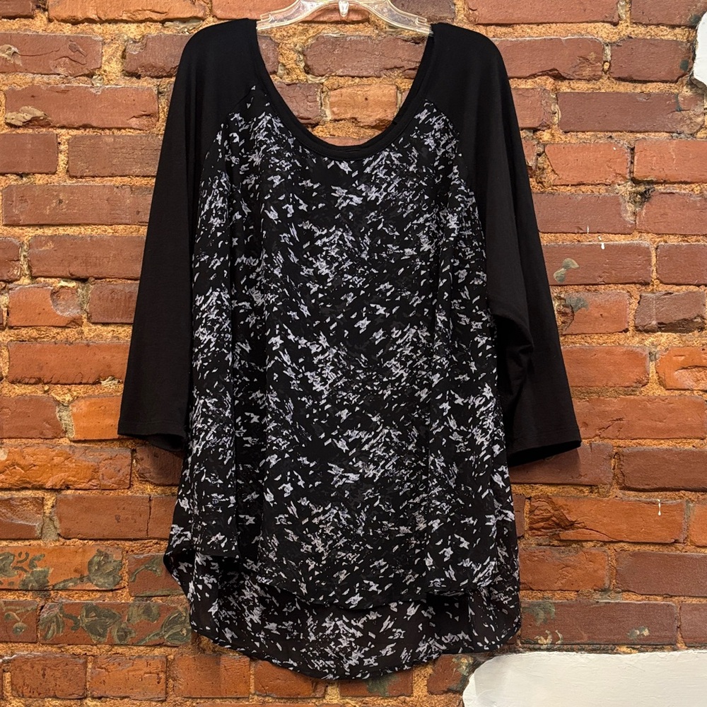 Torrid Black &‎ White Patterned Sheer Top Size 4X Womens Plus Size